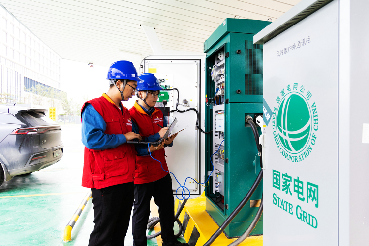 IM电竞用太阳能为新能源汽车充电起步区启用济南首座“光储充放”一体化充电站_起步区_大众网(图2)