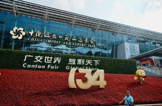 IM电竞喜迎开门红外贸现暖意！广交会参展商采购商“忙声一片”(图1)