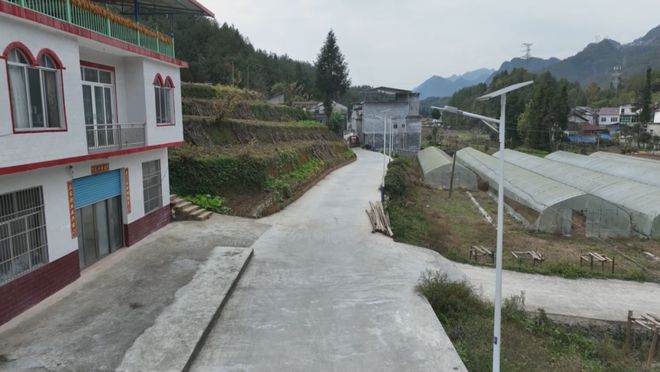 2697盏太IM电竞阳能路灯点亮巫溪乡村幸福路(图1)