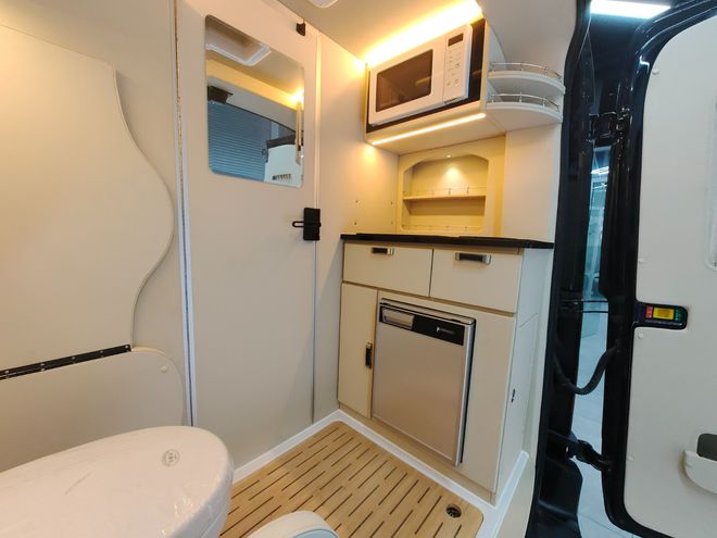 进口福特350巡游者B型房车带太阳能板IM电竞吗(图2)