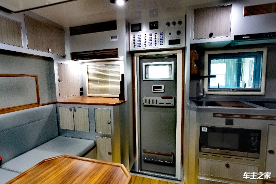奔驰乌尼莫克U40235023全新箱体底盘现车天津独家热销IM电竞(图2)