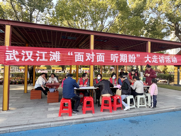可给手机充电汉口江滩“上新”太阳能座椅(图4)