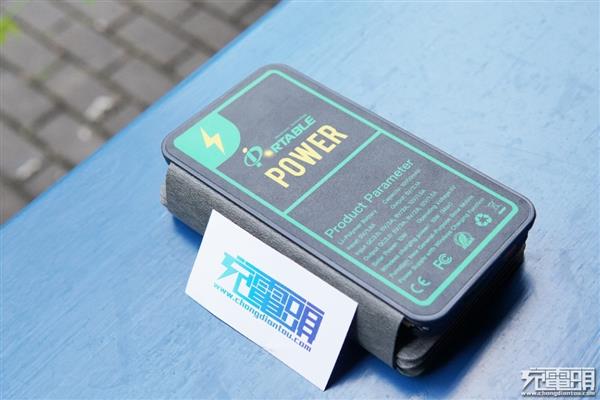 Porable太阳能充电板移动电源上手：最大功率10W(图1)