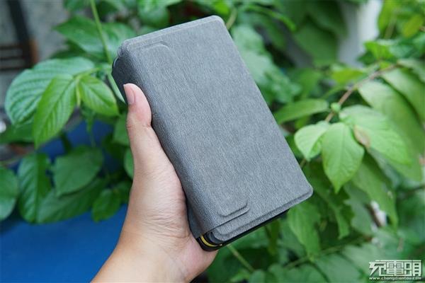 Porable太阳能充电板移动电源上手：最大功率10W(图4)