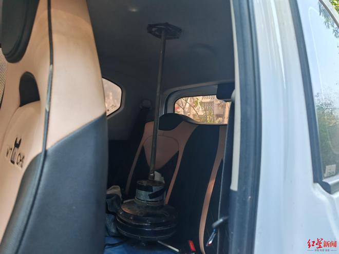 IM电竞奇特一幕！为增加新能源汽车续航男子在车顶装太阳能板“大风车”被处罚(图3)