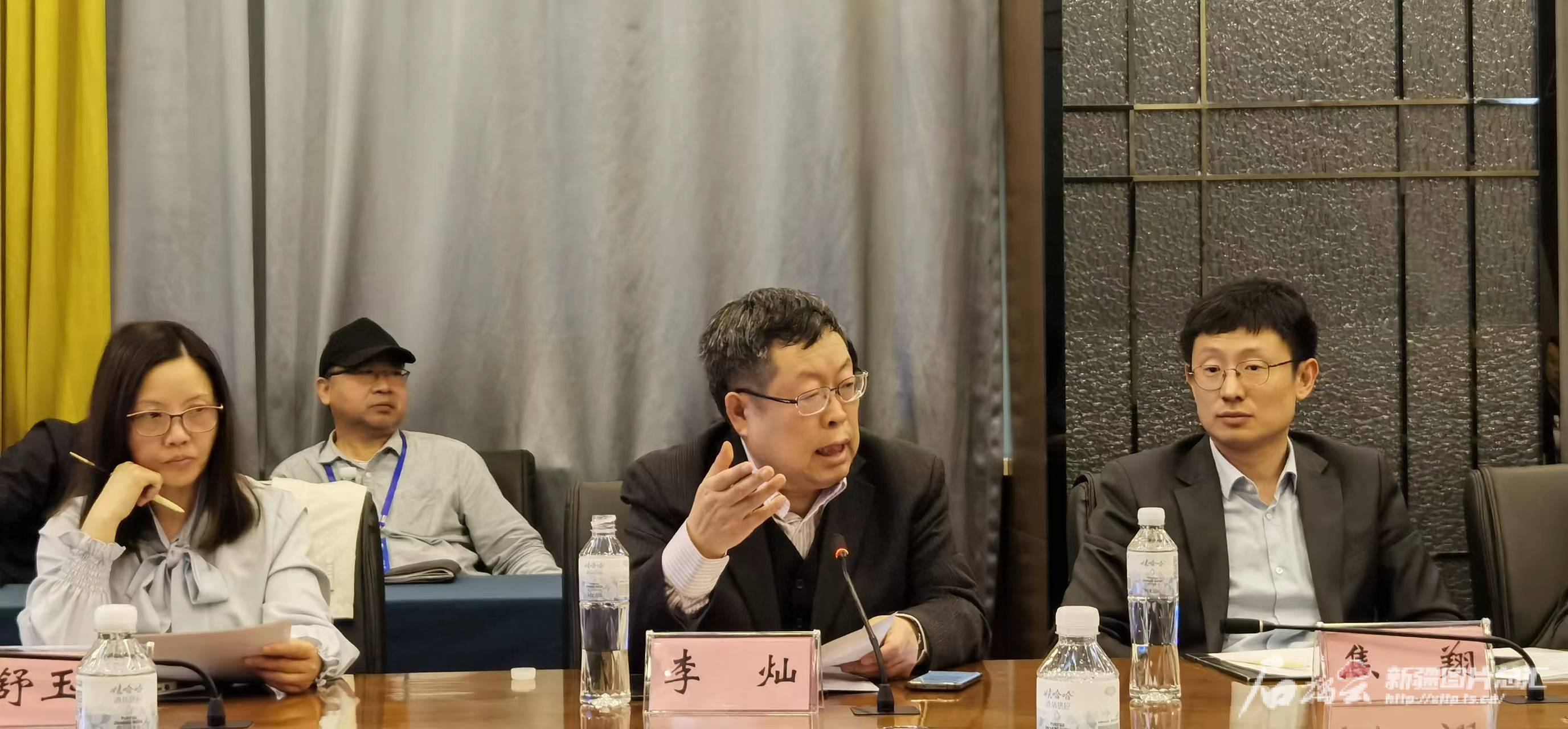 太阳能资源得天独厚 煤炭等矿产资源丰富 新疆发展绿氢空间广阔(图1)