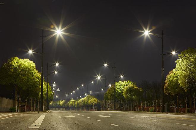 道路照明革命：探索多功能综合灯杆的节能优势(图1)