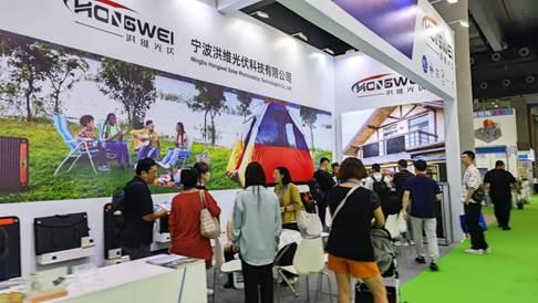 洪维引爆2024广州光伏储能展：从户外到阳台每步都踩在轻质太阳能板的风口(图1)